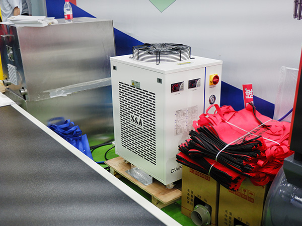 U型管激光切管机冷水机水压表里的液体有什么用处？