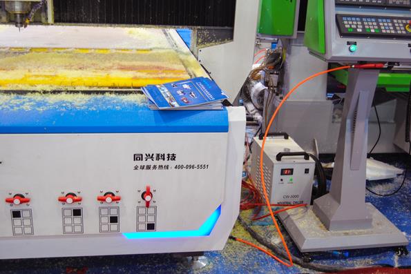 广告雕刻机配置水冷式冷水机的作用？